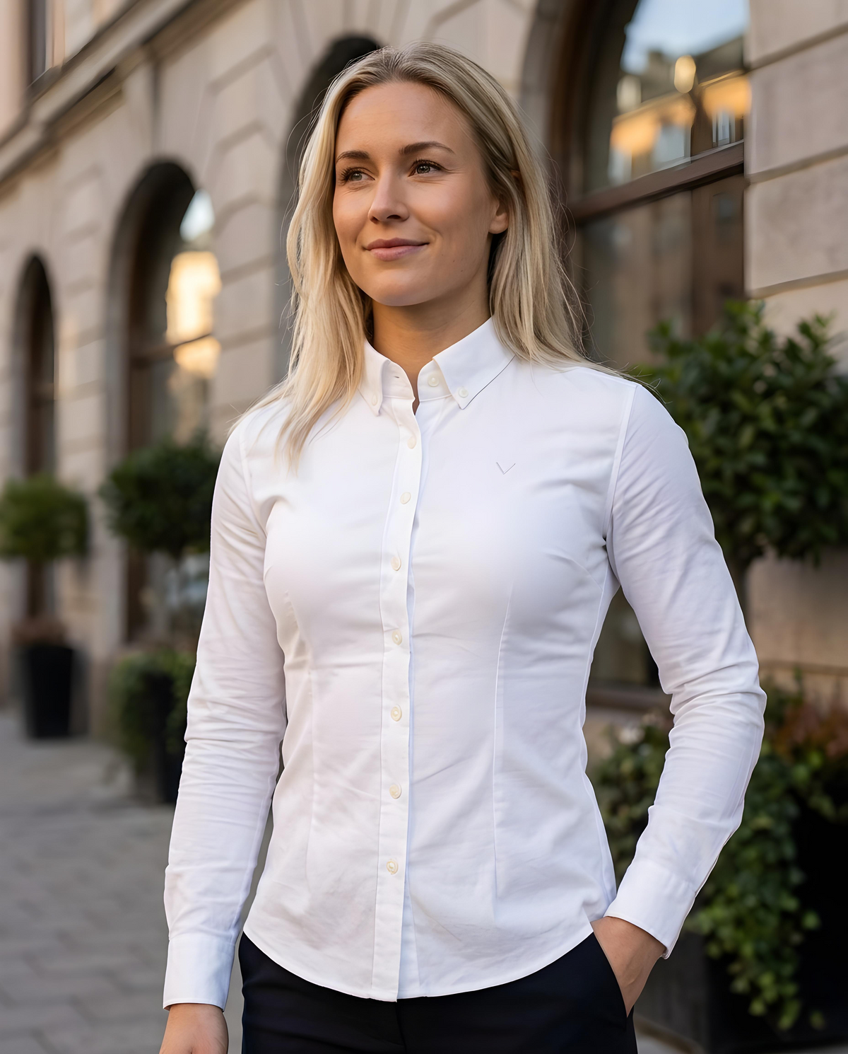 Kvinna i vit V-FIT-skjorta